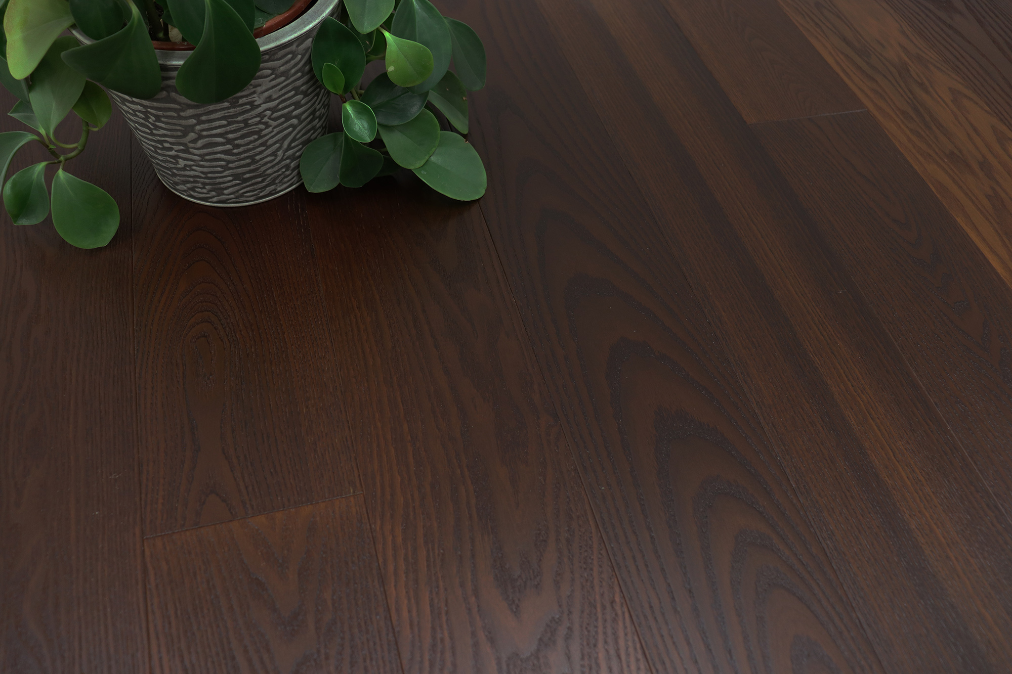 Паркетная доска Karelia Essence Ясень 4 Story Smoked Matt 10312848A8200111 Country 1116×138×14 фото в интерьере